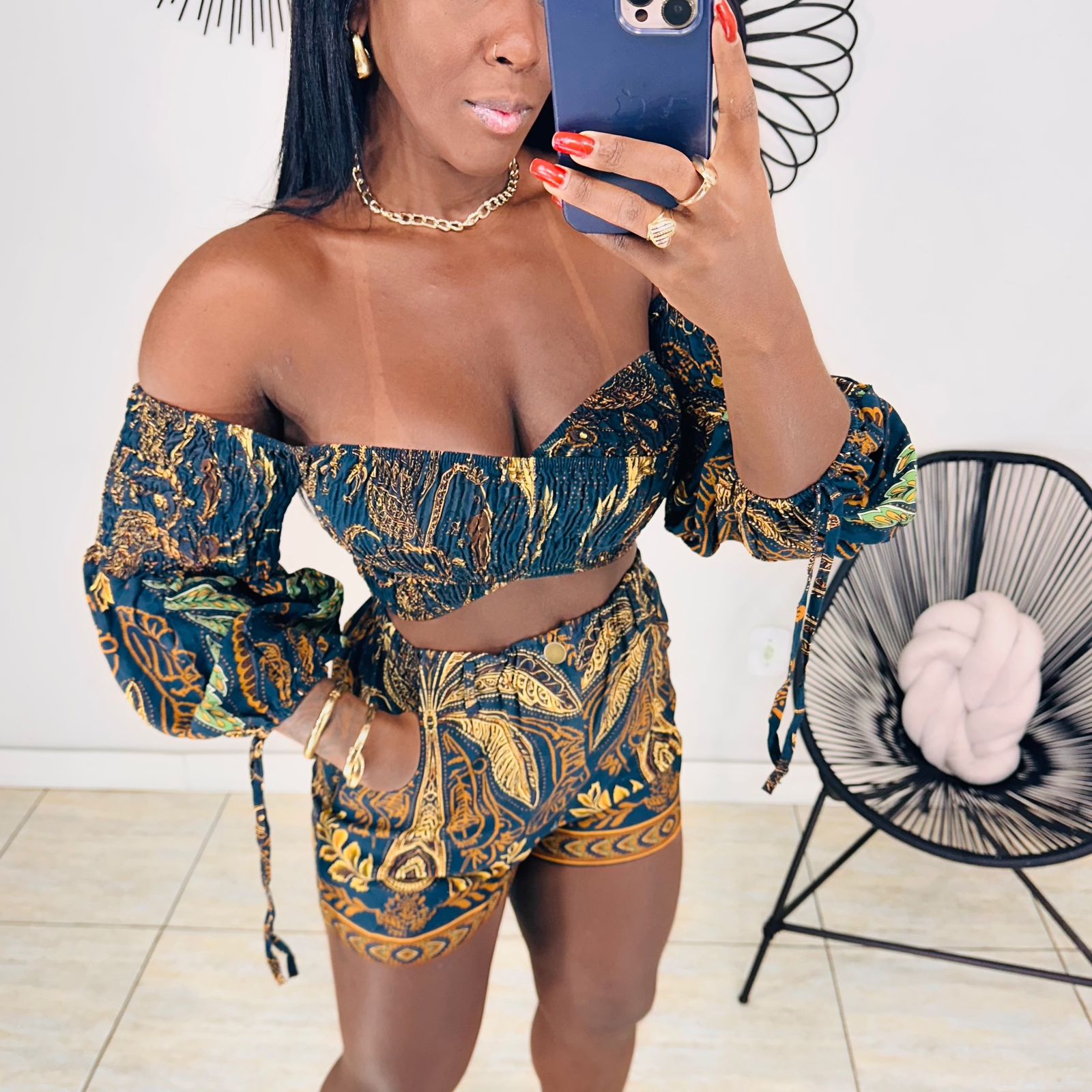 Short Larissa